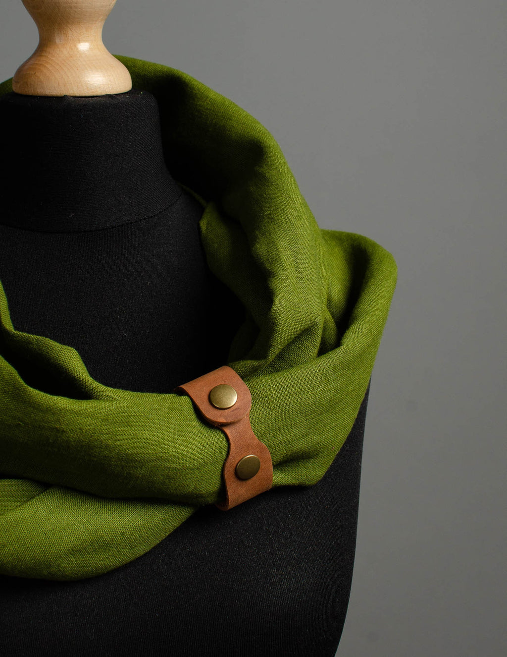 Loop linen scarf | Olive