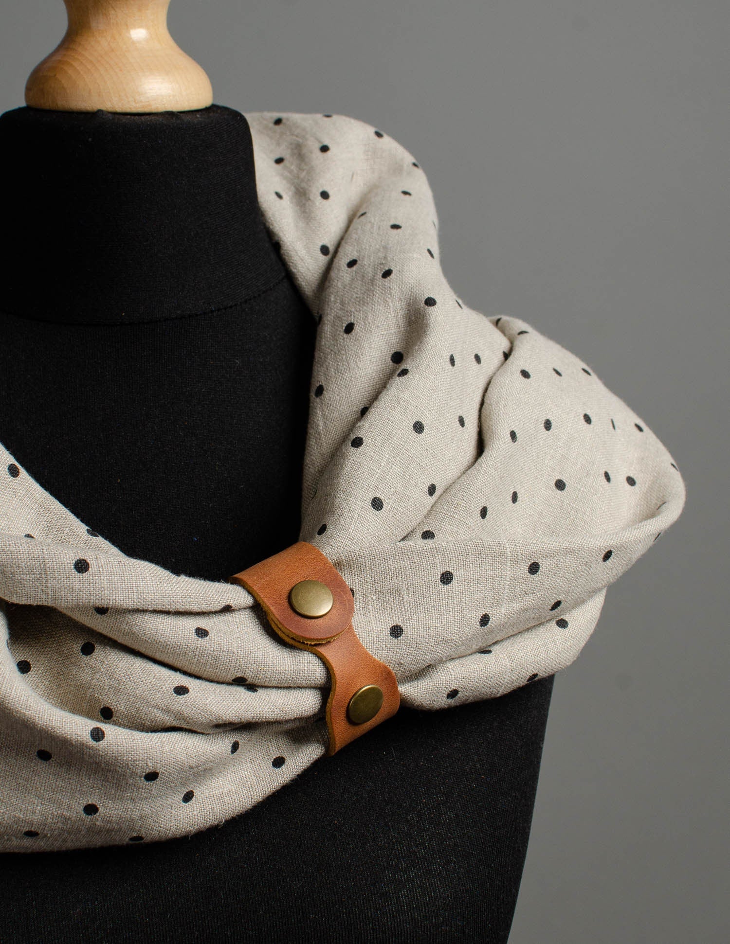 Loop linen scarf | Natural dots